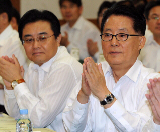31일 민주당 의원 워크숍에서 박지원(오른쪽) 비대위 대표 등 민주당 의원들이 박수를 치고 있다. 왼쪽은 전병헌 정책위의장.  도준석기자 pado@seoul.co.kr 
