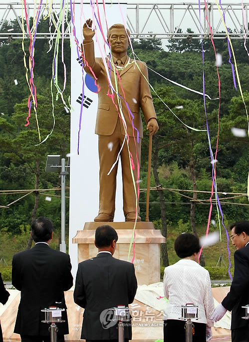 남악신도시의 DJ동상 전남도청이 있는 무안 남악신도시 중앙공원에 세워진 동상. 왼손으로 지팡이를 잡고 있는 모습