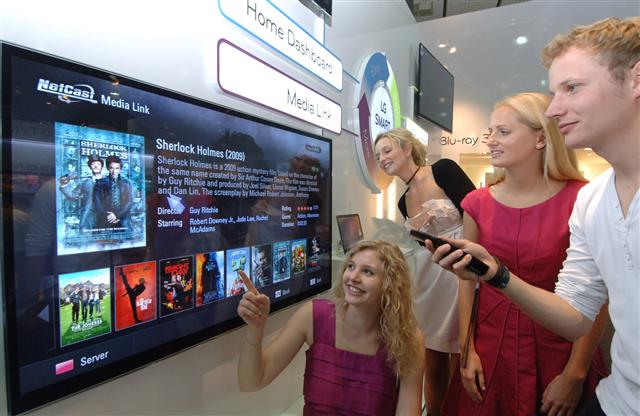 2일 독일 베를린 IFA 2010 LG전자 부스에서 관람객들이 ‘넷캐스트 2.0’ 기반의 LG전자 스마트 TV를 감상하고 있다. LG전자 제공