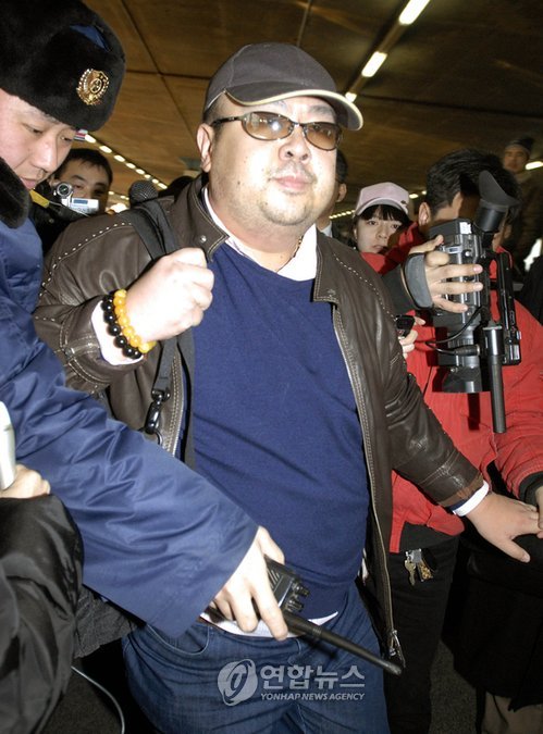 2007년 2월 11일 베이징 공항에 나타난 김정남의 모습. AP=연합뉴스