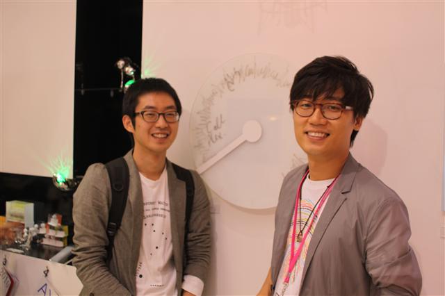 시계와 일정표를 결합한 ‘시간의 흔적’을 출품한 차일구(오른쪽)씨와 제품을 실제로 제작한 카이스트 학생 유원대씨.
