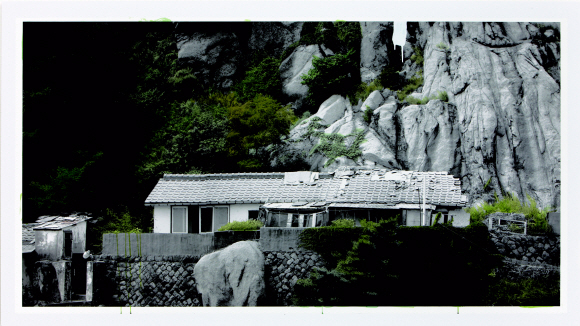 흑백사진 위에 색감을 더해 사라진 공간에 대한 기억을 환기시키는 강홍구 작가의 작품 ‘그 집-암벽’.