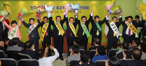 9일 영등포 민주당 당사에서 열린 10·3 전당대회 최고위원 예비경선에서 예비후보 16명 중 뽑힌 후보 9명이 손을 들어 환호하고 있다. 이호정기자 hojeong@seoul.co.kr