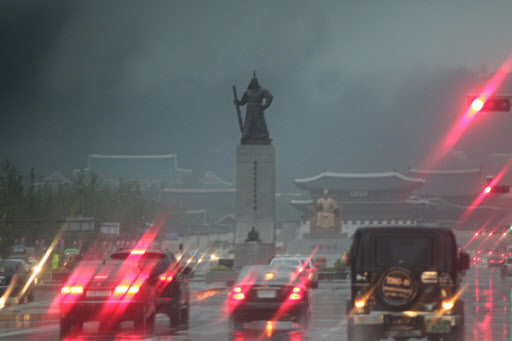 서울시내 폭우 중부지방에 집중호우가 내린10일 서울 광화문 거리에 폭우가 쏟아지고 있다. 연합뉴스