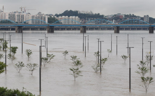 서울에 호우경보가 내려지는 등 많은 비가 내린 11일 오전 한강시민공원 반포지구 둔치가 물에 잠겨 있다. 연합뉴스