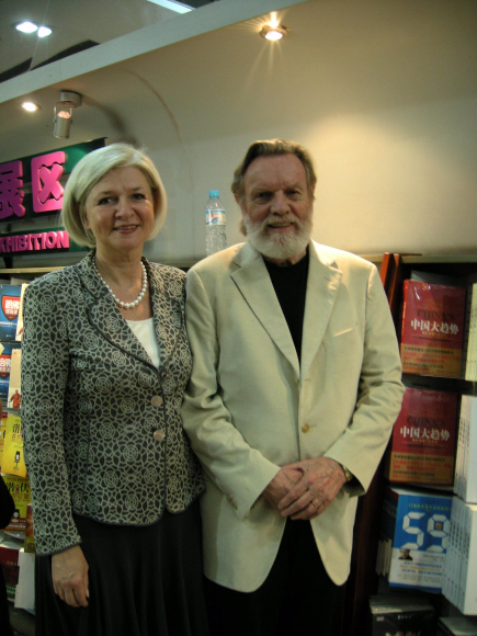 존 나이스비트(오른쪽) 소장과 부인 도리스 나이스비트.