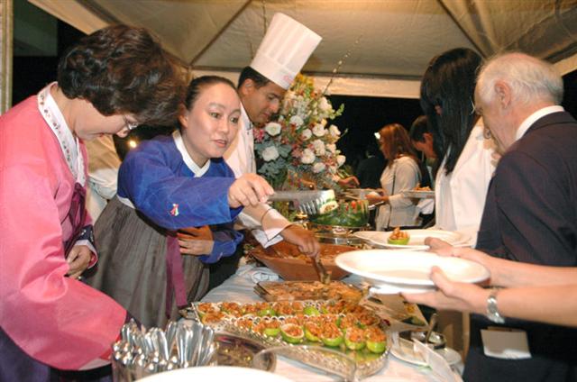 지난 6월 브라질의 한국대사관에서 열린 한국·브라질 수교 50주년 기념행사에서 한식만찬 최고 요리사로 초청된 이명숙(왼쪽 두번째)씨가 참석자들에게 한식을 소개하고 있다. 이명숙씨 제공