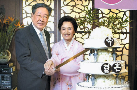 최불암(왼쪽)과 정영숙이 황혼재혼에 성공한 커플로 나오는 ‘당신의 천국’. SBS 제공