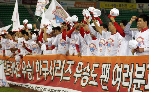 (서울=연합뉴스) 이지은 기자 = SK와이번스가 2010시즌 프로야구 정규리그 우승을 확정지은 가운데 22일 저녁 서울 잠실야구장에서 두산과의 경기를 마친 후 팬들을 향해 모자를 흔들며 인사하고 있다.