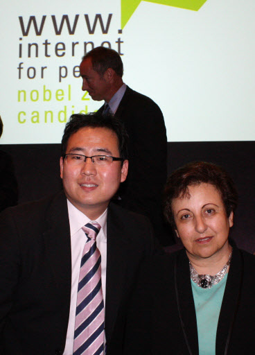 21일 뉴욕 맨해튼 시상식에서 미유모 회장인 김승환(왼쪽)씨가 2003년 노벨평화상 수상자인 이란 인권운동가 시린 에바디 박사와 기념촬영을 하고 있다. 연합뉴스