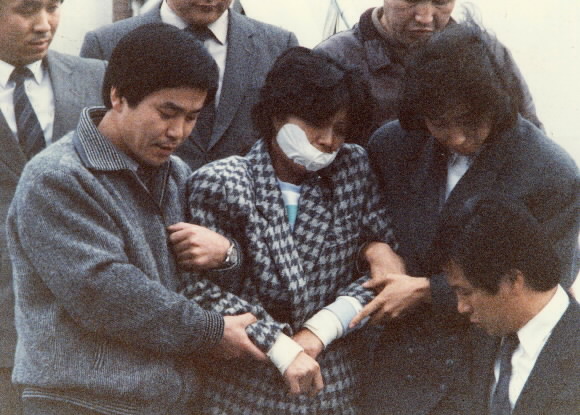 1987년 북한의 KAL기 폭파사건 당시 서울로 압송되는 김현희. 서울신문 포토라이브러리