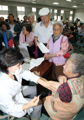 광진구청 대강당에서 노인들이 독감과 신종인플루엔자를 예방하는 백신을 무료로 접종 받고 있다. 연합뉴스