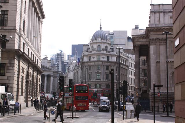 영국 중심가 ‘시티 오브 런던’에 위치한 금융거리. 정면에 영국은행 건물이 보인다.  런던 박건형 순회특파원 kitsch@seoul.co.kr