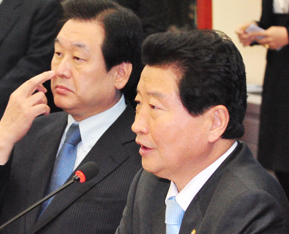 한나라당 안상수(오른쪽) 대표가 18일 국회에서 열린 최고위원회의에서 모두발언을 하고 있다. 왼쪽은 김무성 원내대표. 이언탁기자 utl@seoul.co.kr
