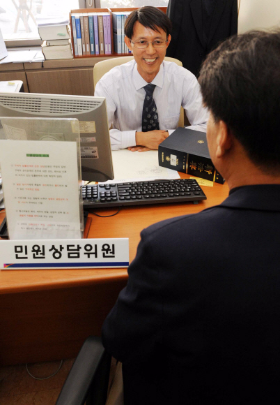 25일 오후 서울 신정동 남부지법에 마련된 무료법률상담실에서 한 상담위원이 남성 민원인에게 법률 조언을 해주고 있다. 안주영기자 jya@seoul.co.kr