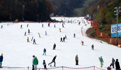 주말 첫 스키장 개장..붐비는 설원  최근 강원지역 일부 스키장이 겨울시즌을 위해 처음 개장한 가운데 30일 평창 보광휘닉스파크 스키장을 찾은 스키어와 스노보더들이 설원을 질주하며 휴일을 즐기고 있다.  연합뉴스