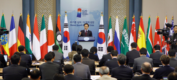 이명박 대통령이 3일 청와대 춘추관에서 열린 주요 20개국(G20) 정상회의 관련 내외신 기자회견에서 기자들의 질문에 답변하고 있다. 김명국기자 daunso@seoul.co.kr