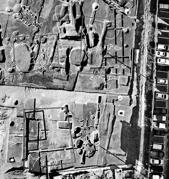 한성백제시대 최초의 적심시설과 초석이 발견된 풍납토성 내 건물지 전경. 네모 안이 이번에 새로 확인된 유구들이다. 주변 승용차에 견주면 그 크기를 확연히 가늠할 수 있다.  국립문화재연구소 제공