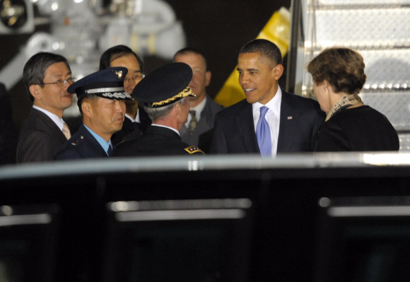 버락 오바마(오른쪽 두 번째) 미국 대통령이 10일 대통령 전용기인 ‘에어포스 원’을 타고 성남 서울공항에 도착해 영접을 나온 캐슬린 스티븐슨(오른쪽 첫 번째) 주한 미국대사 등과 인사하고 있다. 사진공동취재단