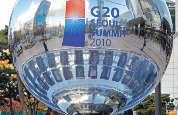 G20 정상회의가 열리는 서울 삼성동 코엑스 동문 광장에 설치된 조형물에 각국 정상들의 사진이 비쳐지고 있다.  연합뉴스