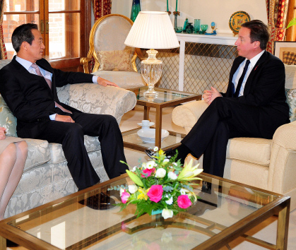 데이비드 캐머런(오른쪽) 영국 총리가 11일 서울 정동 주한 영국대사관저에서 한나라당 정몽준 의원과 환담하고 있다.  사진공동취재단