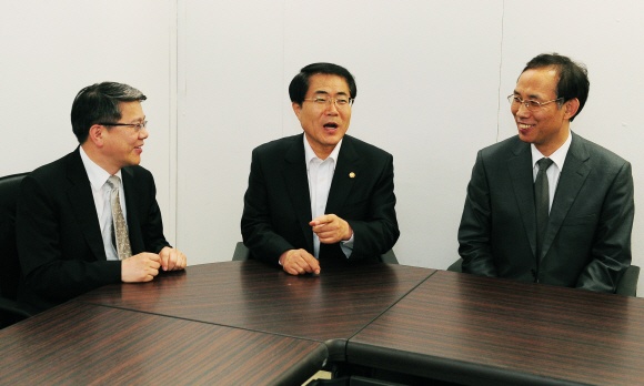 장태평(가운데) 전 농림수산식품부 장관이 김용하(왼쪽) 보건사회연구원장, 박성재(오른쪽) 전 농촌경제연구원 부원장과 환한 표정으로 대담을 나누고 있다. 이언탁기자 utl@seoul.co.kr