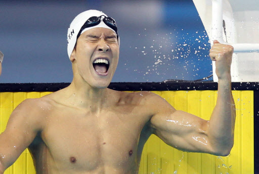 박태환이 광저우 아시안게임 수영 남자 200m 자유형에서 금메달을 확정한 후 환호하고 있다. 박태환은 14일 광저우시 아오티 스포츠센터에서 열린 남자 200m 자유형 결승에서 1위로 들어와 금메달을 목에 걸었다.  연합뉴스