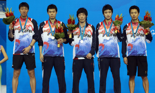 16일 오후 중국 광저우체육관에서 벌어진 아시안게임 탁구 남자 단체 결승전에서 중국에 패해 은메달을 차지한 탁구 대표팀이 시상식 도중 꽃다발을 들어보이고 있다.  연합뉴스