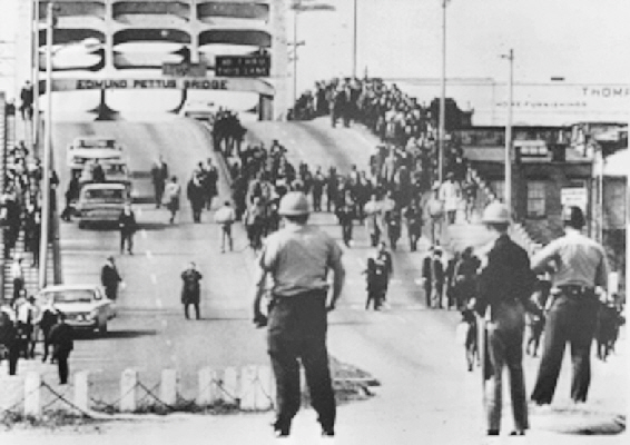 1965년 3월 7일, 경찰이 시위대를 에드먼드 페티스 다리에서 기다리고 있다.