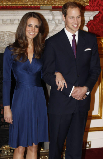 영국 왕위계승 서열 2위인 윌리엄(오른쪽) 왕자가 16일(현지시간) 런던 세인트 제임스궁에서 약혼녀 케이트 미들턴과 TV 인터뷰를 하기 전 사진 촬영에 응하고 있다.
