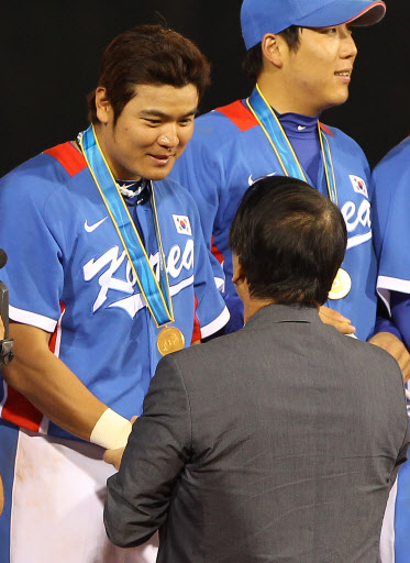 19일 중국 광저우 아오티 구장에서 열릴 2010 광저우 아시안게임 야구 결승 한국과 대만의 경기에서 승리해 영광의 금메달의 주인공이 된 한국팀의 추신수가 메달을 받고 있다. 연합뉴스