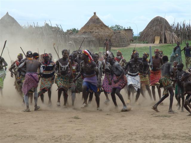 아프리카 에티오피아의 원시 부족 카로족이 성년 의례를 맞아 흥겹게 춤을 추고 있다. MBC 제공