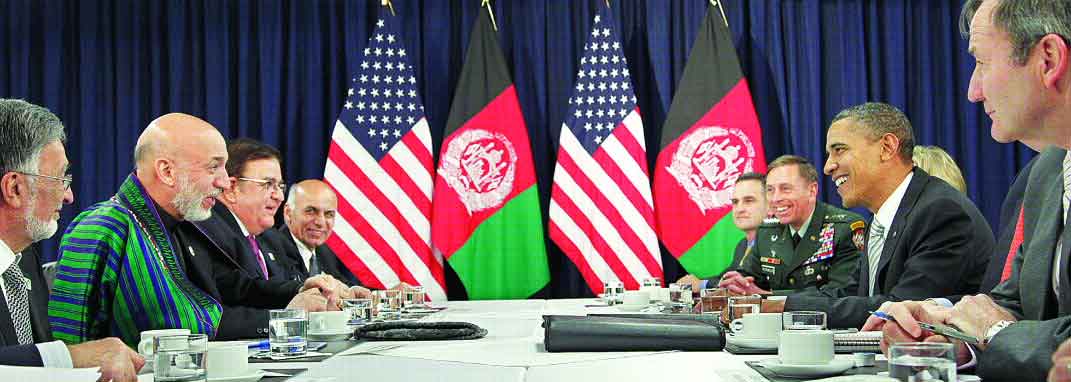 아프간-美 한자리에  지난 20일 (현지시간) 포르투갈 리스본에서 열린 북대서양조약기구(NATO) 정상회담에서 버락 오바마(오른쪽 두번째) 미국 대통령과 하미드 카르자이(왼쪽 두번째) 아프가니스탄 대통령이 회담하고 있다.  리스본 AP 특약