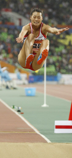 한 마리 힘찬 새처럼  정순옥이 23일 광저우 아오티 주경기장에서 열린 아시안게임 육상 여자 멀리뛰기에서 힘차게 뛰어오르고 있다. 광저우 연합뉴스