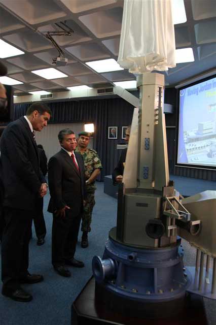 요르단 국왕 압둘라 2세(가운데)가 23일(현지시간) 요르단과학기술대학교에서 열린 연구용 원자로(JRTR) 기공식에 참석해 JRTR 모형을 둘러보고 있다.