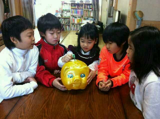 30일 오후 인천 당하동 발산초등학교 학생들이 연평도 친구들을 위해 성금을 모으고 있다.