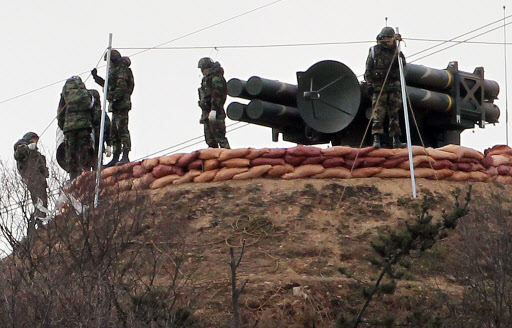 백령도 지키는 ‘천마’  북한이 연평도를 공격한 지 11일째인 3일 오후 백령도에서 육군장병들이 지대공 유도무기(SAM)인 ‘천마’를 정비하고 있다. 백령도 연합뉴스
