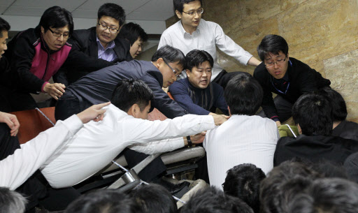8일 오후 국회 본청 본회의장 앞에서 여야 당직자들이 몸싸움을 벌이고 있다. 연합뉴스