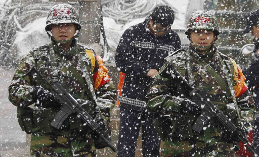 8일 연평도에 폭설이 내리는 가운데 해병대원이 선착장에서 경계근무를 하고 있다. 연합뉴스