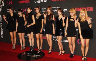 그룹 소녀시대가 9일 오후 고려대학교 화정체육관에서 열린 ‘2010 골든디스크 시상식’에서 포즈를 취하고 있다. <br>연합뉴스