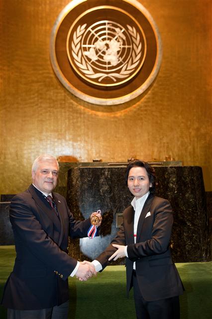 지난 7일(현지시간) 미국 뉴욕 유엔 총회의장에서 임형주(오른쪽)씨가 쥬세페 코코 유엔본부 무관단 대표로부터 평화메달을 받고 있다.  디지엔콤 제공