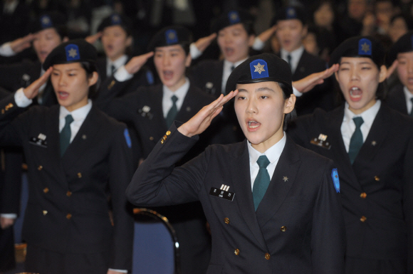 10일 첫 여성 학생군사교육단이 창설된 숙명여대의 학군사관후보생(ROTC)들이 신고식에서 거수경례를 하고 있다. 도준석기자 pado@seoul.co.kr