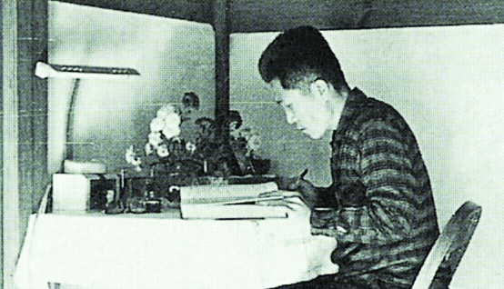 1984년 서울 동대문 바깥 제기동 미나리밭 가운데 장만한 집에서 책을 보고 있는 리영희.