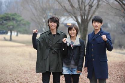 윤상현(왼쪽부터), 하지원, 현빈이 촬영장인 경기 여주 마임 비전빌리지에서 포즈를 취하고 있다. <br>SBS 제공