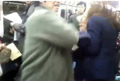 지하철에서 한 남성이 언쟁을 벌이던 여성을 때리는 동영상이 퍼져 파장을 일으키고 있다.  동영상 캡처