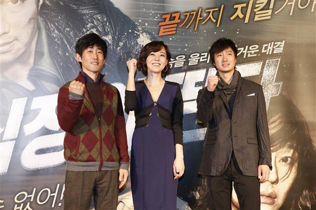 내년 1월 6일 개봉하는 ‘심장이 뛴다’ 주역들. 왼쪽부터 윤재근 감독, 김윤진, 박해일.