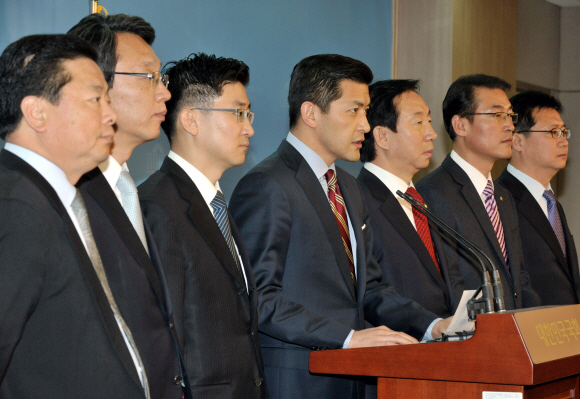 한나라당 홍정욱(왼쪽 네 번째) 의원 등 소장파 의원 22명이 16일 국회 정론관에서 예산안 파동과 관련, 반성한다는 입장을 밝히고 있다. 이언탁기자 utl@seoul.co.kr