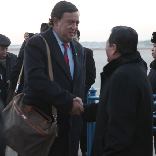 빌 리처드슨(왼쪽) 미국 뉴멕시코 주지사가 16일 평양공항에 도착하고 있다. AP=연합뉴스