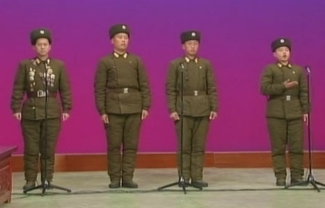 북한 조선중앙TV가 24일 내보낸 프로그램에서 연평도 공격에 참가한 것으로 보이는 군인들이 출연해 포격 순간을 증언하고 있다. 조선중앙TV 연합뉴스 