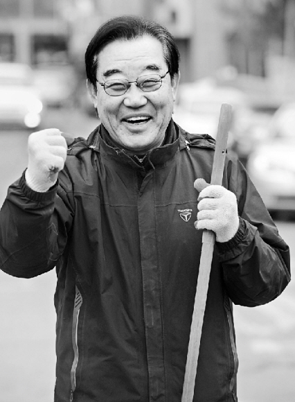 지난 26일 서울 한강로동 골목길에서 청소를 하고 있던 박노훈(65)씨가 밝게 웃으며 파이팅을 외치고 있다. 정연호기자 tpgod@seoul.co.kr